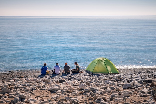 Excursionistas acampando en la playa de Cirali