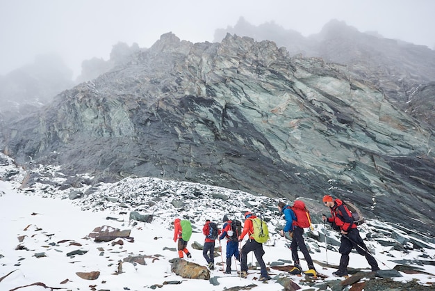 Excursionistas caminando al pie de la montaña Grossglockner