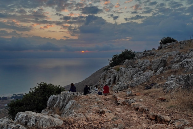 Excursionistas disfrutando del amanecer sobre el Mar de Galilea desde los Altos del Golán