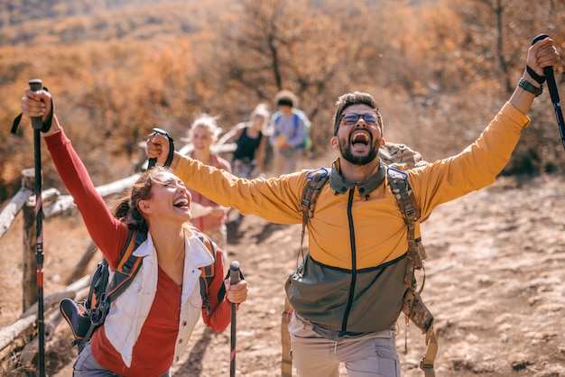 Excursionistas felices logrando el objetivo.