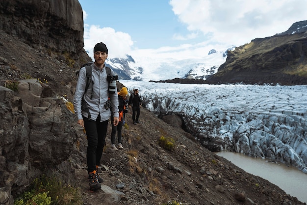 Excursionistas en el glaciar Svínafellsjökull, Islandia