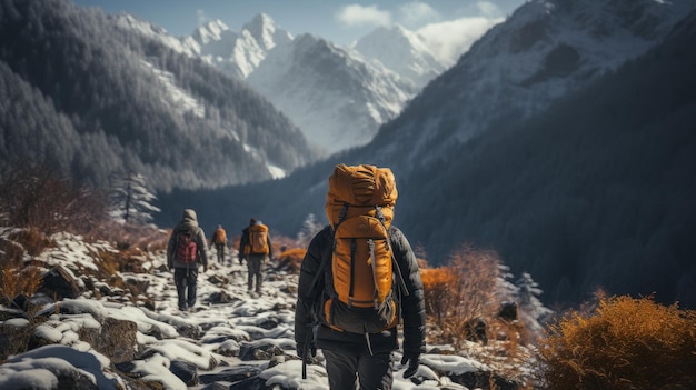 Los excursionistas de invierno abrazan la aventura en las montañas nevadas