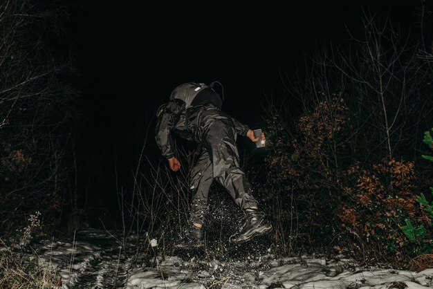 Foto excursionistas masculinos con ropa para caminatas y linternas en la montaña de invierno por la noche.