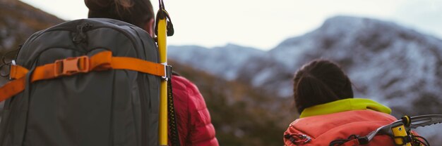 Excursionistas en una montaña en invierno