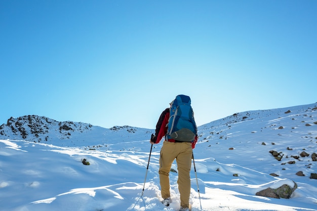 Excursionistas en las montañas de invierno