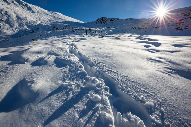 Excursionistas en las montañas de invierno