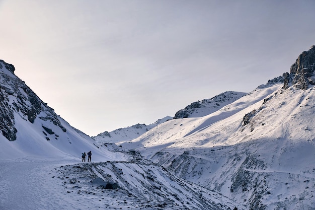 Excursionistas en las montañas nevadas