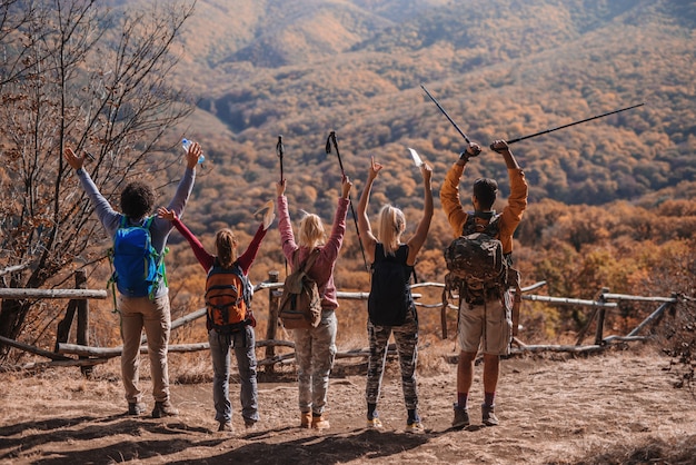 Foto los excursionistas de pie en el claro.