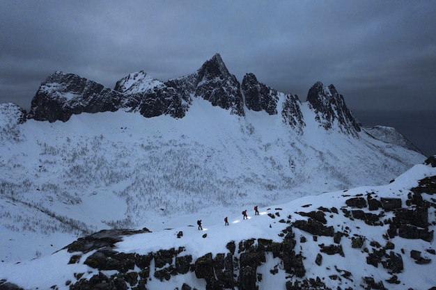 Excursionistas subiendo la montaña Segla durante la hora azul