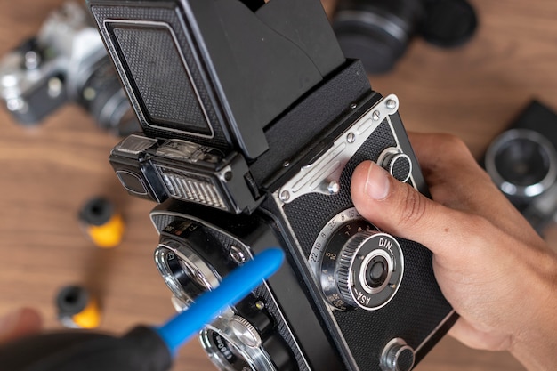 Executando a limpeza da câmera fotográfica vintage