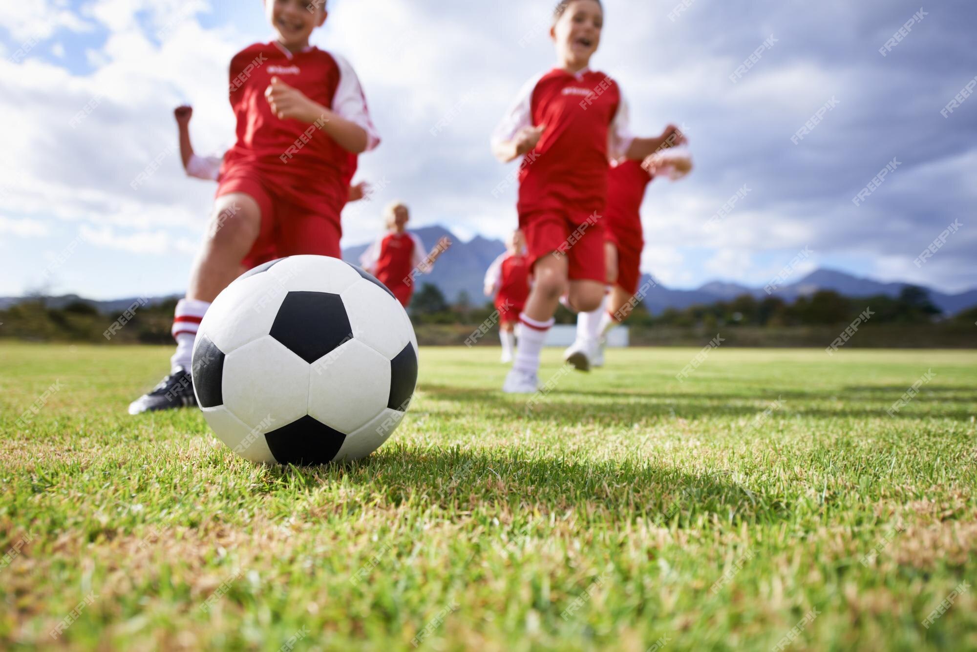 futebol infantil. jogo de bola. crianças na competição esportiva