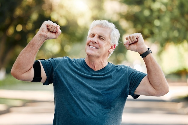 Executando o homem sênior e a celebração do sucesso no parque natural ou ao ar livre depois de vencer o objetivo ou a conquista do objetivo Esportes de treino e corredor de exercícios de saúde treinamento de fitness ou vitória na corrida de maratona