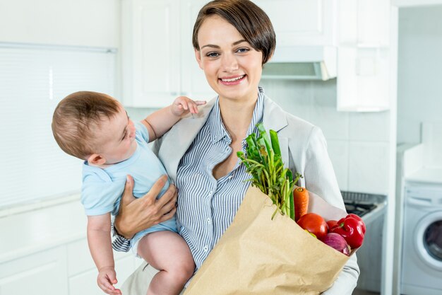 Executiva, carregar, filho, enquanto, segurando, legumes