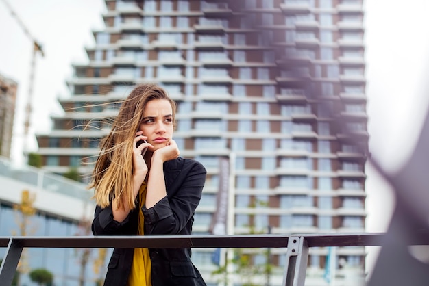 Executiva, com, um, telefone móvel, rua, com, edifícios escritório