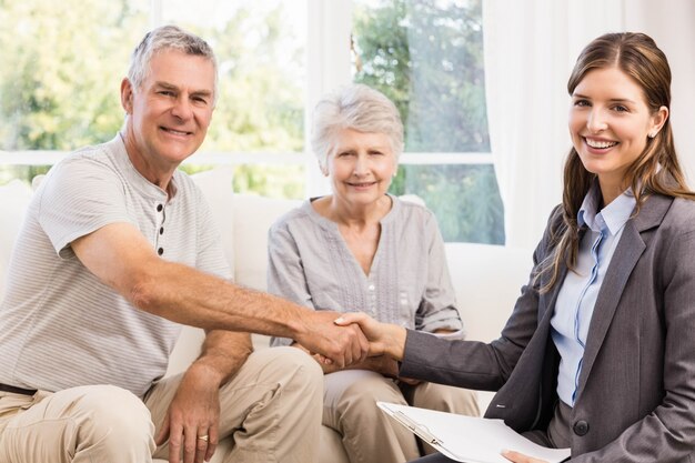 Executiva, e, homem sênior, handshaking, casa