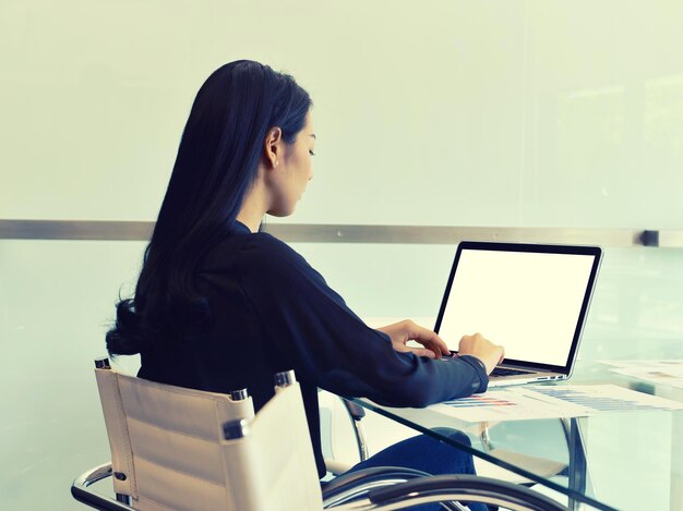 Executiva, usando, laptop, escritório