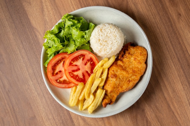 Executive-Gericht mit panierten Filetreisbohnen und Salat