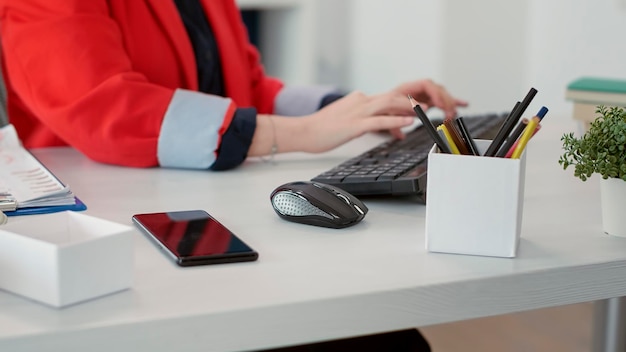 Executive Manager mit Forschungserfahrung, der am Computer arbeitet und Marketingstatistiken verwendet, um eine Finanzentwicklungsstrategie zu erstellen. Planungsgeschäft für Büroangestellte. Nahansicht. Handschuss.