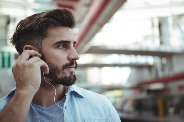 Executivo atencioso ouvindo música em fones de ouvido