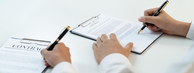 Executivo de negócios assinando documento de acordo de contrato astuto