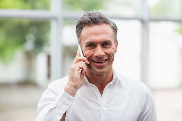 Executivo de negócios, falando no celular