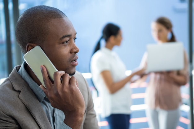 Executivo de negócios, falando no celular