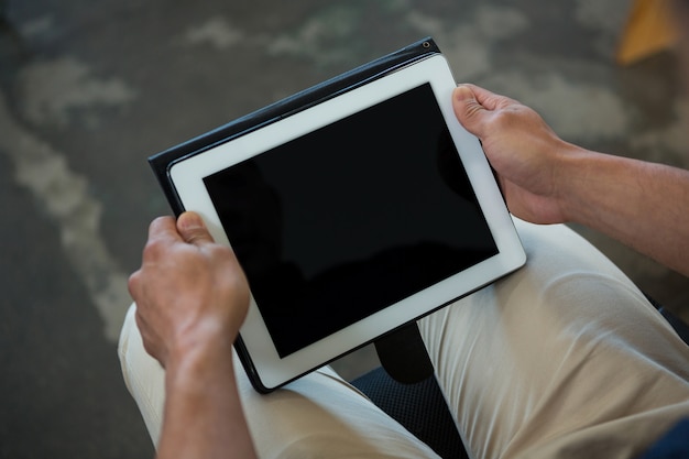 Executivo de negócios usando tablet digital