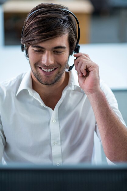 Foto executivo empresarial com fones de ouvido no escritório