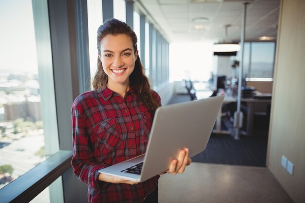 Executivo empresarial feminino segurando laptop