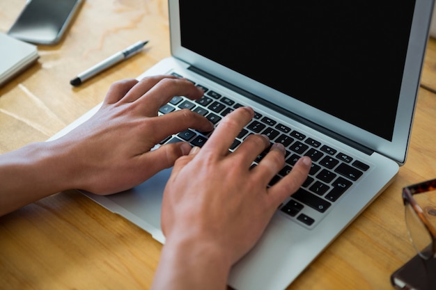 Executivo empresarial usando o laptop na mesa