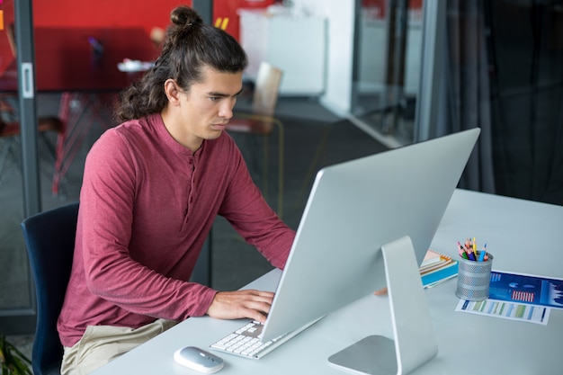 Executivo masculino, trabalhando no computador pessoal