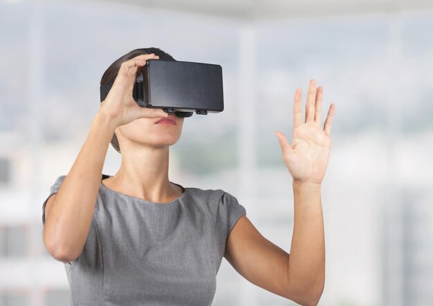 Executivo usando fone de ouvido de realidade virtual