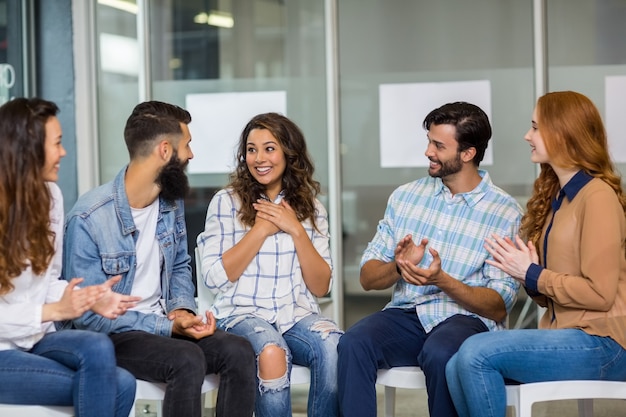 Executivos, apreciando seu colega durante a apresentação