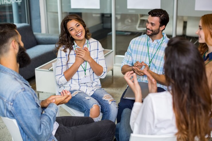 Foto executivos, apreciando seu colega durante a apresentação