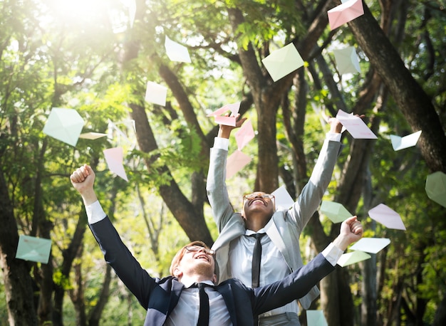 Executivos de celebração voando conceito de Envelope jogando