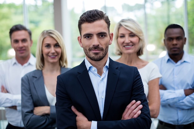 Executivos de negócios com os braços cruzados no centro de conferências