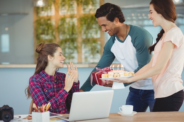 Executivos de negócios comemorando o aniversário de seus colegas