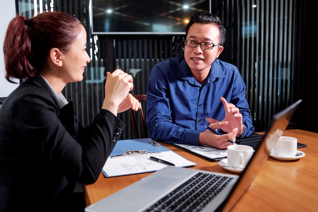 Executivos de negócios desacreditando novo projeto