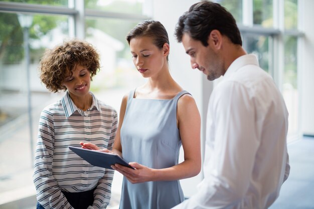 Executivos de negócios, discutindo sobre tablet digital