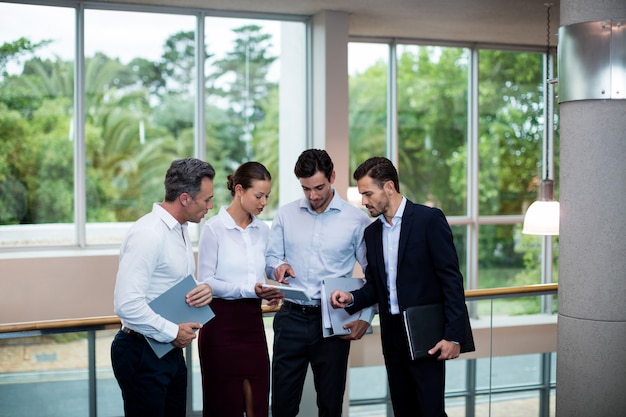 Executivos de negócios, discutindo sobre tablet digital