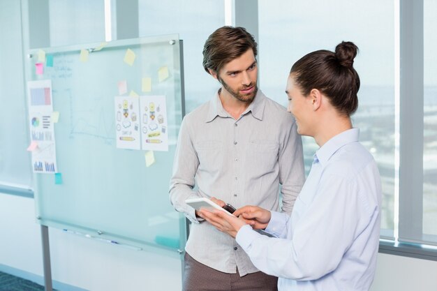 Executivos de negócios discutindo sobre tablet digital