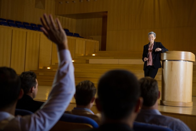 Executivos de negócios participando ativamente do centro de conferências