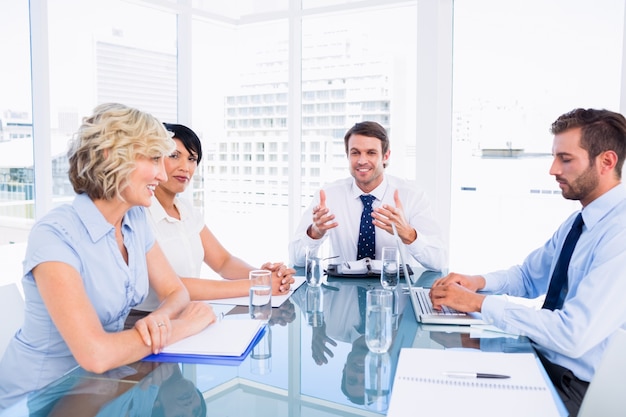 Executivos em torno da mesa de conferência no escritório