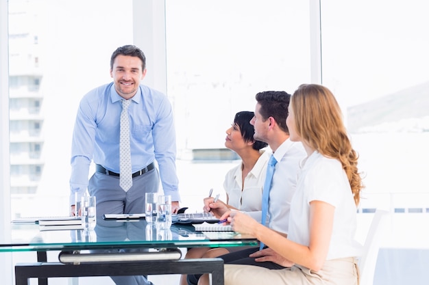 Executivos em torno da mesa de conferência no escritório