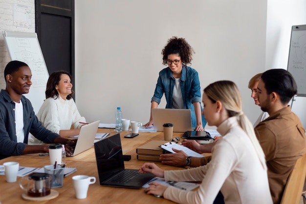 Executivos felizes de tiro médio