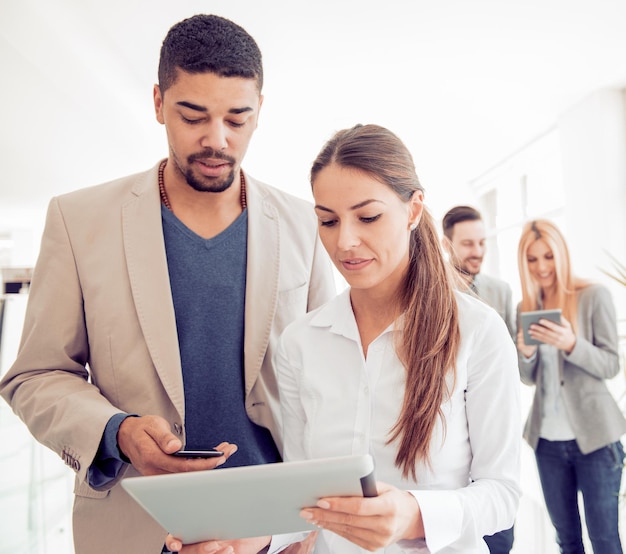 Executivos no escritório moderno