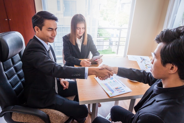 Executivos que encontram o conceito das ideias do projeto, executivos que agitam as mãos.