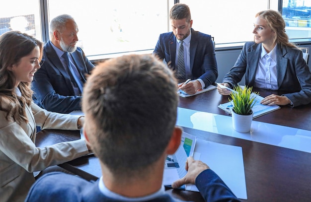 Foto executivos que encontram o conceito incorporado da discussão da conferência