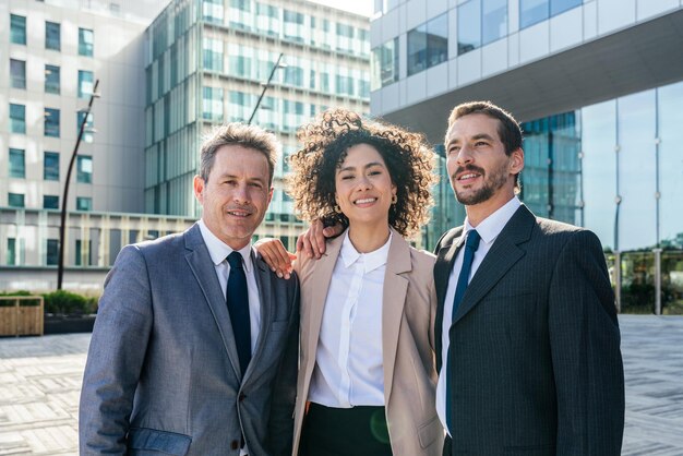 Foto executivos que encontram-se em um parque empresarial