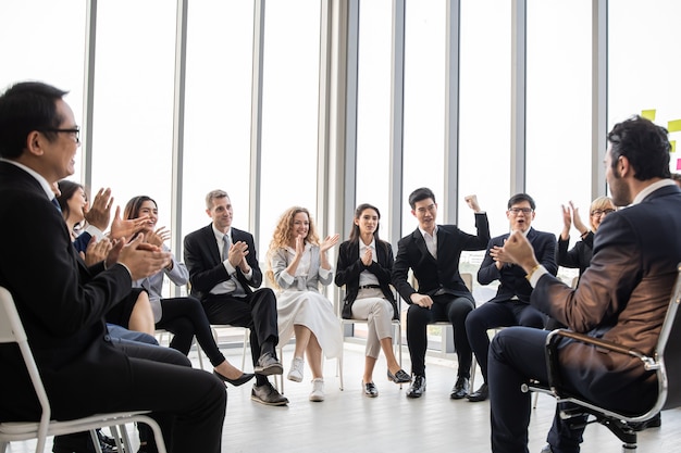 Executivos que trabalham na equipe de negócios corporativos da sala de conferências e gerente em uma reunião